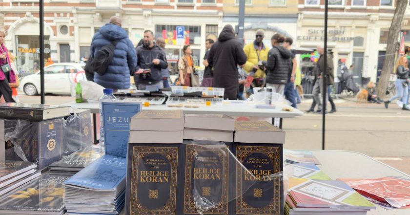 Hollanda'da 15 şehirde İslam'ı anlatmak amacıyla Kur'an-ı Kerim dağıtıldı