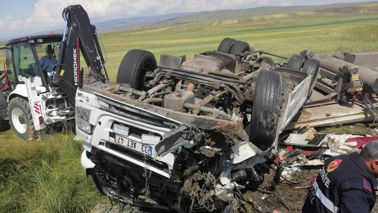 Kars'ta devrilen TIR'da sıkışan sürücüyü ekipler kurtardı