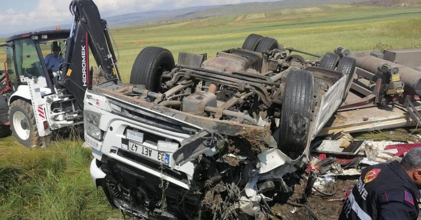 Kars'ta devrilen TIR'da sıkışan sürücüyü ekipler kurtardı