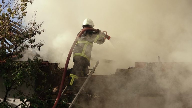 Kırıkkale'de çıkan yangında 2 ev hasar gördü