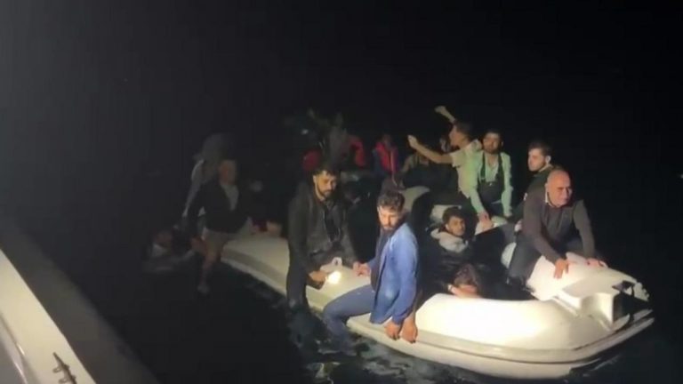 Sürüklenen teknedeki 33 kaçak göçmen kurtarıldı