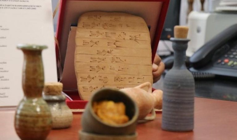 Çivi yazısını çözdüler, parfüm ürettiler! 4.500 yılın kokusu yeniden canlanıyor – Son Dakika Hayat Haberleri