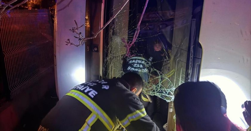 Burdur’da devrilen tırın sürücüsü yaralandı