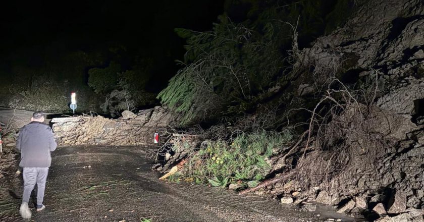 Kastamonu’da heyelan: Yol toprak yığınlarıyla kaplandı