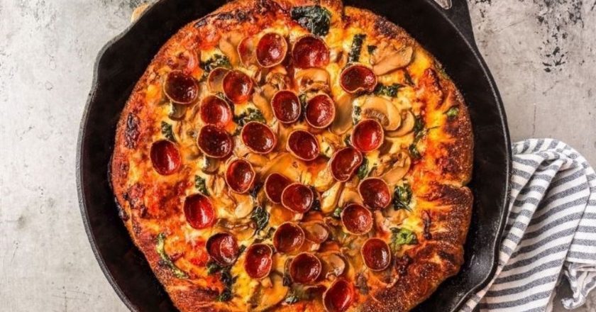 Yemek yapmaya üşenenlerin 30 dakikada hazırlayabileceği enfes lezzet: Tavada pizza tarifi – Son Dakika Gurme Haberleri