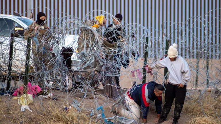 ABD, Meksika sınırındaki askeri varlığını artırıyor