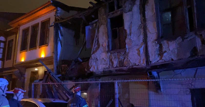 Bursa’da terkedilmiş bina yıkıldı: Araçlar hasar gördü, yol trafiğe kapatıldı