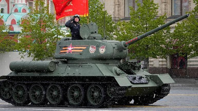 İngilizlerden şok edici: Ruslar askeri geçit töreni için tanklar bile bulamıyor ...