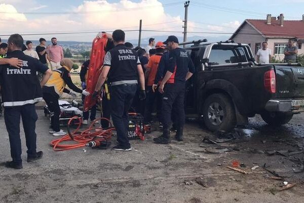 İki araç kafa kafaya çarpıştı: 1 ölü 1 yaralı