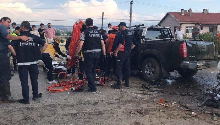 İki araç kafa kafaya çarpıştı: 1 ölü 1 yaralı