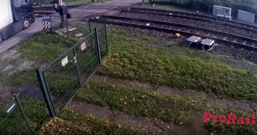 Video. Hollanda’da tren kamyona çarptı: Beş kişi yaralandı