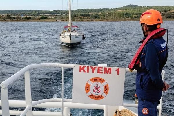 Çanakkale Boğazı’nda sürüklenen tekne kurtarıldı