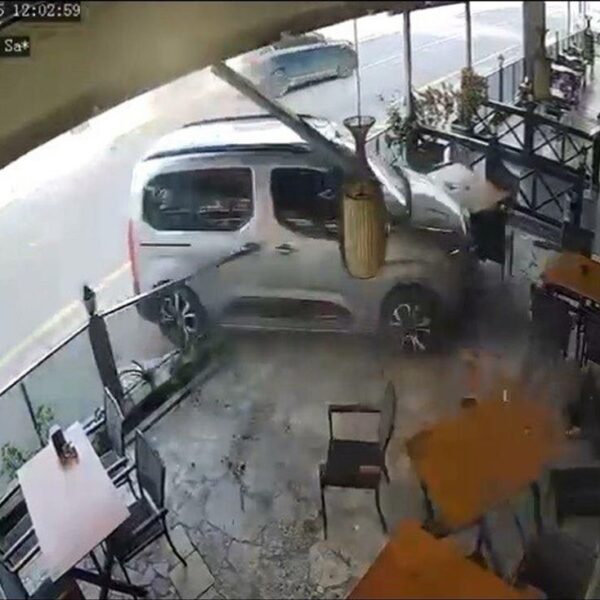 Restorana dalan otomobilin sürücüsü 15 yaşında!