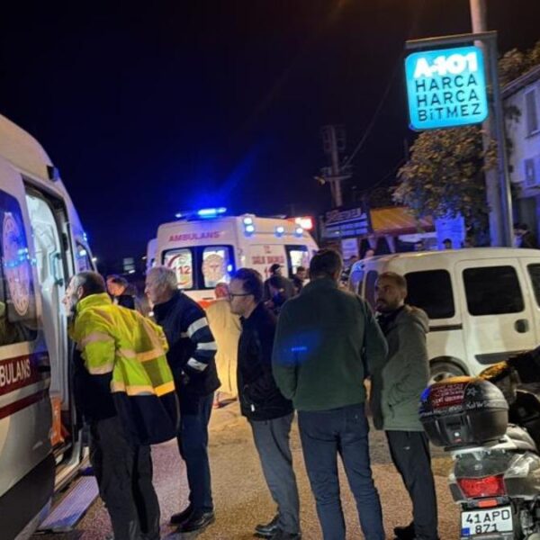 Motosiklet, yolun karşısına geçmeye çalışan adama çarptı: 3 yaralı