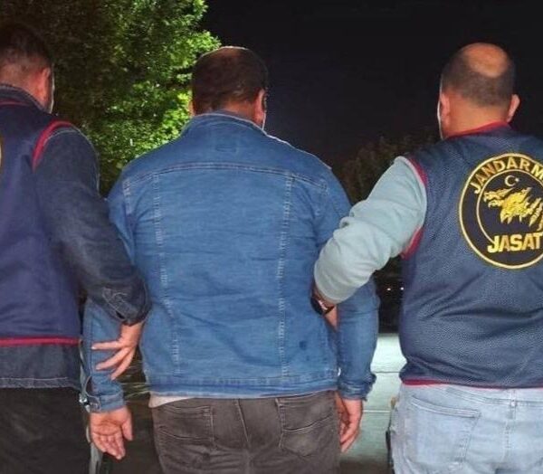 Sahte düzenekle ehliyet sınavına giren kişi yakalandı