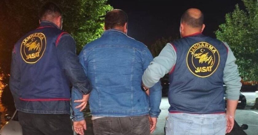 Sahte düzenekle ehliyet sınavına giren kişi yakalandı