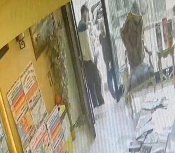 Böcek ailesinin ölümü: İlaçlama yapan kişinin otele giriş görüntüsü ortaya çıktı