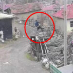 Eşine sopayla saldırıp yere düşürdü, tekmeledi!