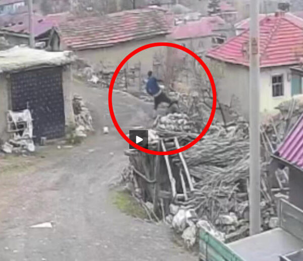 Eşine sopayla saldırıp yere düşürdü, tekmeledi!