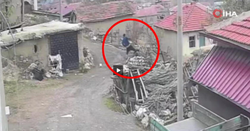 Eşine sopayla saldırıp yere düşürdü, tekmeledi!